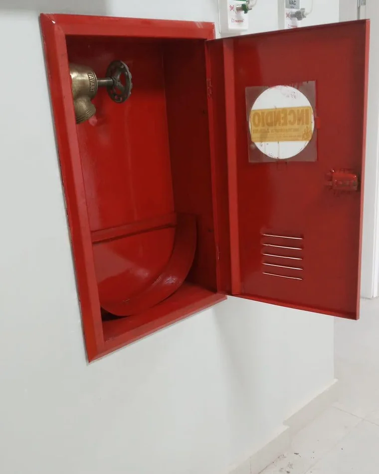 Gabinete contra incendio instalado en obra